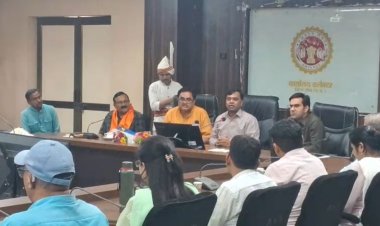रीवा कलेक्टर और कर्मचारियों के बीच बनी सहमति, नरेंद्र कुमार सूर्यवंशी के समर्थन में उतरे कांग्रेस विधायक अभय मिश्रा