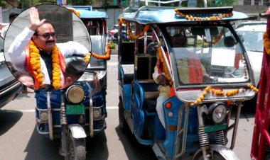 PM की अपील का दिखा असर: पदभार ग्रहण करने ई-रिक्शा से पहुंचे अध्यक्ष, इलेक्ट्रिक स्कूटर से मंत्रालय गए उर्जा मंत्री