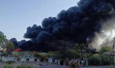 इंदौर के धार रोड पर फैक्ट्री में भीषण आग, मौके पर फायर ब्रिगेड की 6 गाड़ियां!