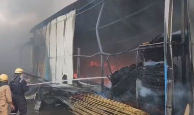 इंदौर: इवेंट मैनेजमेंट कंपनी के गोडाउन में लगी आग, डेकोरेशन का सामान जलकर खाक, कई किलोमीटर दूर तक दिखा धुआं