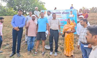 मऊगंज कलेक्टर संजय कुमार जैन ने मुदरिया चौवान में किया श्रमदान, जल संरक्षण का दिया संदेश