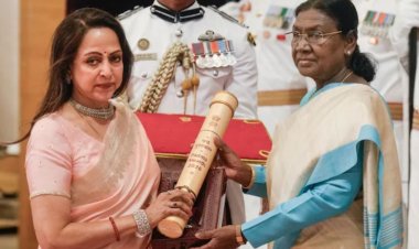 राष्ट्रपति भवन में सितारों का सम्मान: धर्मेन्द्र के लिए हेमा मालिनी ने लिया पद्म विभूषण, हरमनप्रीत कौर भी हुईं सम्मानित