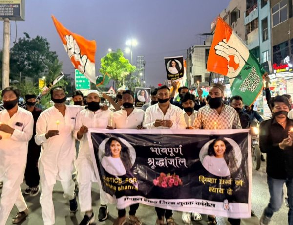 भोपाल में ट्विशा शर्मा को न्याय दिलाने के लिए युवा कांग्रेस का मोमबत्ती कैंडल मार्च