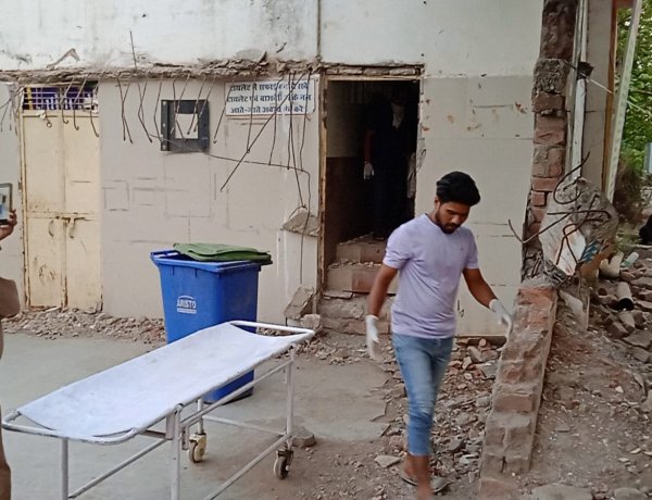 जिला अस्पताल के शौचालय में मिला अज्ञात बुजुर्ग का शव, क्षेत्र में फैली सनसनी