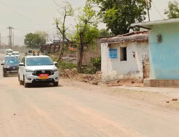 मोरवा विस्थापन क्षेत्र पहुंचे रीवा कमिश्नर और कलेक्टर, पुनर्वास व्यवस्थाओं का लिया जायजा