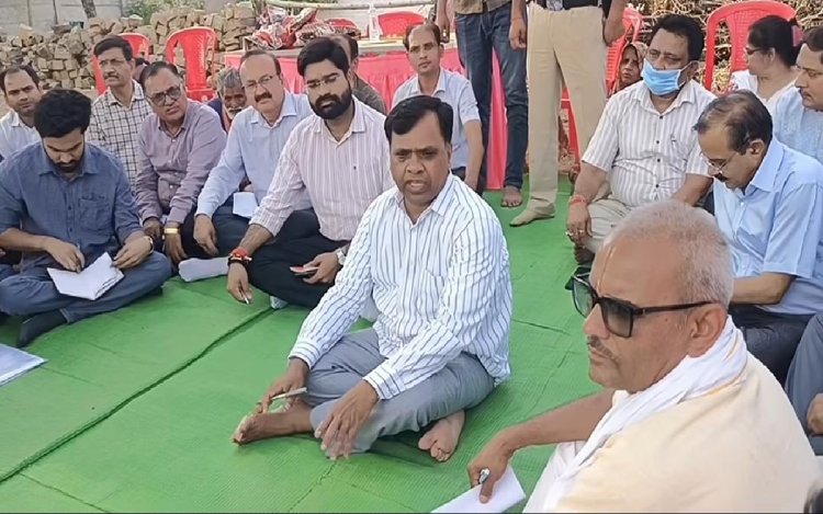 कलेक्टर ने जमीन पर बैठकर सुनी ग्रामीणों की समस्याएं, रीवा को बताया विद्वानों की धरती