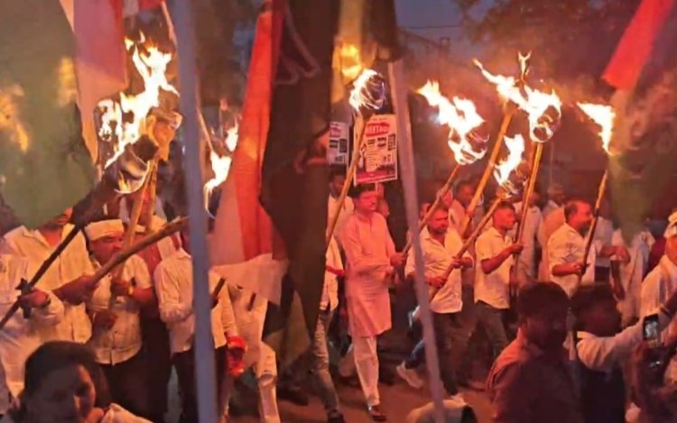 NEET पेपर लीक के विरोध में कांग्रेस का मशाल प्रदर्शन, सरकार के खिलाफ जमकर की नारेबाजी