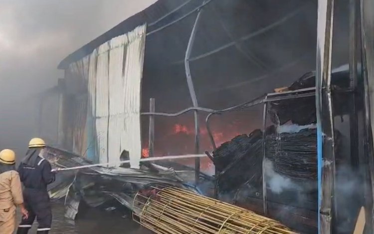 इंदौर: इवेंट मैनेजमेंट कंपनी के गोडाउन में लगी आग, डेकोरेशन का सामान जलकर खाक, कई किलोमीटर दूर तक दिखा धुआं