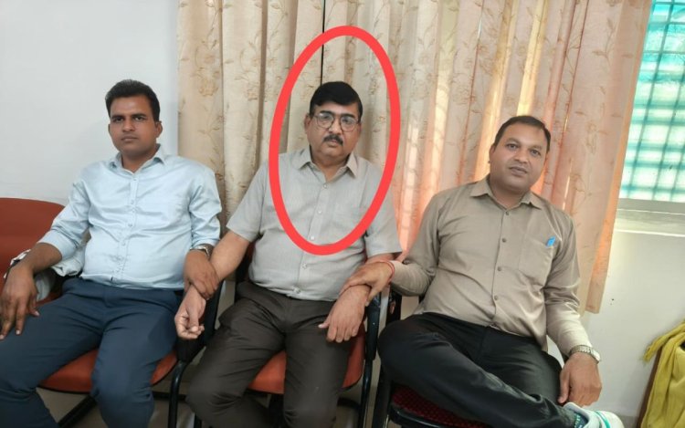 धार में लोकायुक्त की बड़ी कार्रवाई: जिला परियोजना समन्वयक 1 लाख रिश्वत लेते गिरफ्तार
