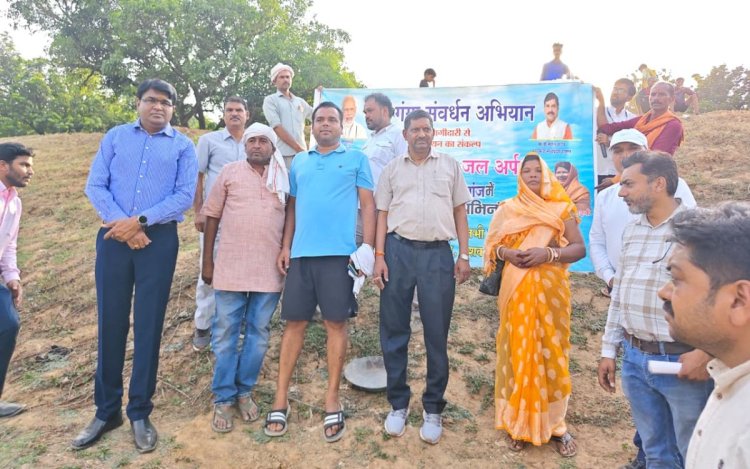 मऊगंज कलेक्टर संजय कुमार जैन ने मुदरिया चौवान में किया श्रमदान, जल संरक्षण का दिया संदेश