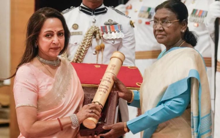 राष्ट्रपति भवन में सितारों का सम्मान: धर्मेन्द्र के लिए हेमा मालिनी ने लिया पद्म विभूषण, हरमनप्रीत कौर भी हुईं सम्मानित