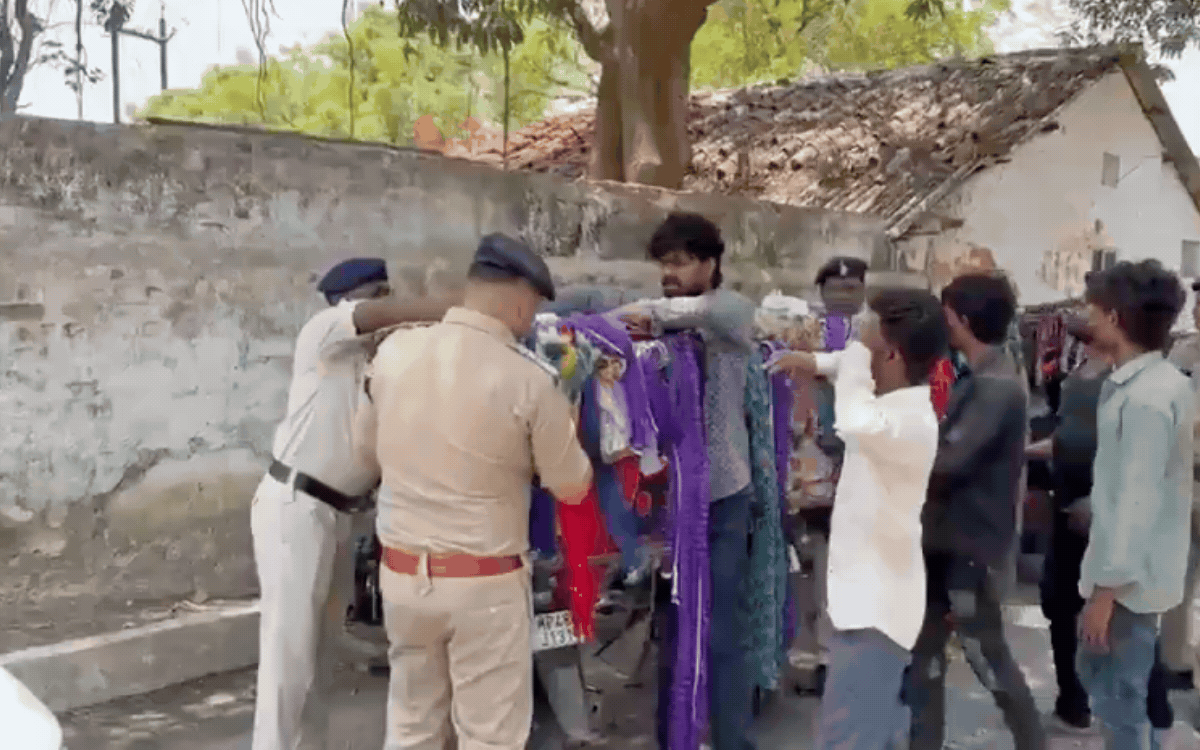 ‘कपड़े ले लो’ बोलकर बेच रहे थे गांजा: महासमुंद-धमतरी में 13 तस्कर गिरफ्तार, 2 करोड़ का गांजा जब्त