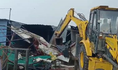 इंदौर में बड़ी कार्रवाई: चरनोई भूमि से 35 अवैध दुकानें हटाईं, 1.5 हेक्टेयर जमीन अतिक्रमण मुक्त