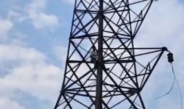 अतिक्रमण हटाने पहुंचे प्रशासन के सामने हाईटेंशन टावर पर चढ़ा युवक, मचा हड़कंप