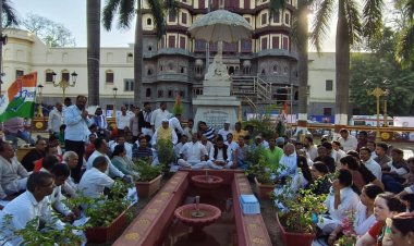 इंदौर: मीनाक्षी नटराजन का नामांकन निरस्त होने के विरोध में सड़कों पर उतरी कांग्रेस