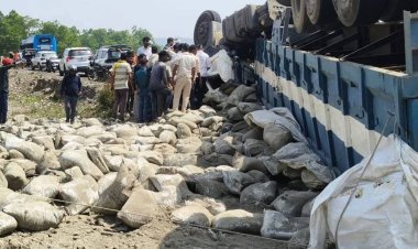 सिंगरौली में भीषण हादसा: अल्ट्राटेक सीमेंट से भरा तेज रफ्तार ट्रेलर पलटा, रेस्क्यू कर बचाई गई ड्राइवर की जान 
