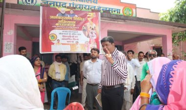 मऊगंज कलेक्टर ने जनकल्याण शिविर में हितग्राहियों से किया संवाद