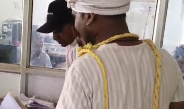 किसान ने गले में रस्सी डालकर तहसील को दिखाया आईना