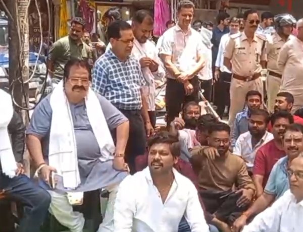 स्मार्ट सिटी की उखड़ी सड़कों पर फूटा गुस्सा: हनुमान चौक में व्यापारियों का प्रदर्शन, आत्मदाह की चेतावनी