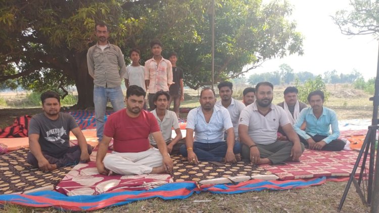 मऊगंज में किसानों का अनोखा कदम: सड़क निर्माण के विरोध में खेत में ही आमरण अनशन पर बैठे किसान
