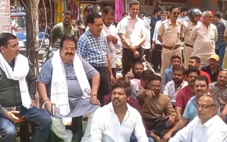 स्मार्ट सिटी की उखड़ी सड़कों पर फूटा गुस्सा: हनुमान चौक में व्यापारियों का प्रदर्शन, आत्मदाह की चेतावनी