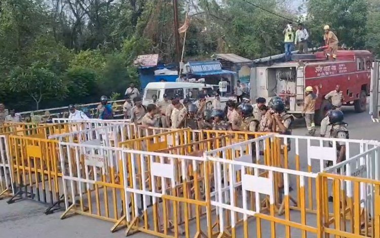 हॉस्टल में पानी की समस्या पर भड़के छात्र, NSUI-यूथ कांग्रेस ने सांसद निवास का किया घेराव