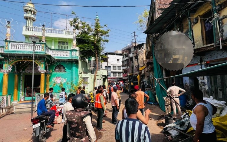 मुकेरीपुरा में 100 साल पुराने जर्जर मकानों पर चला बुलडोजर, बारिश से पहले प्रशासन की कार्रवाई