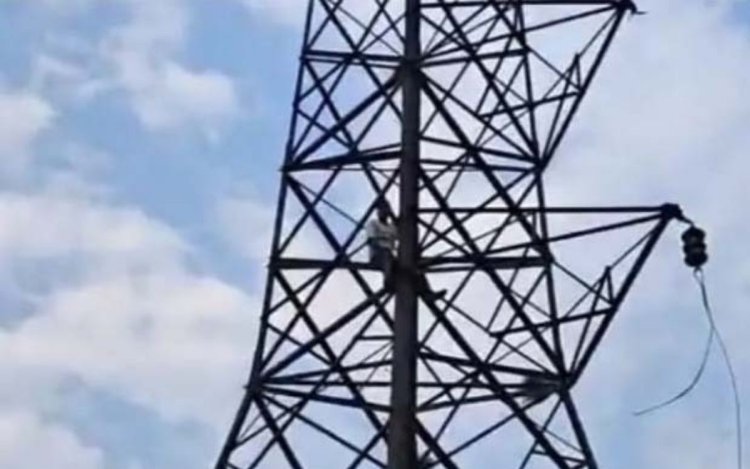 अतिक्रमण हटाने पहुंचे प्रशासन के सामने हाईटेंशन टावर पर चढ़ा युवक, मचा हड़कंप
