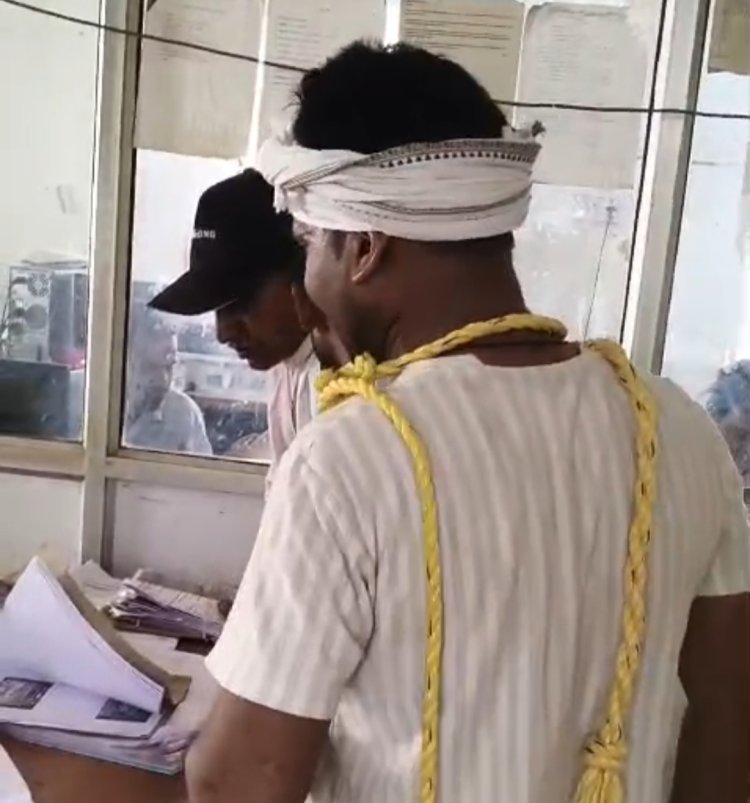 किसान ने गले में रस्सी डालकर तहसील को दिखाया आईना