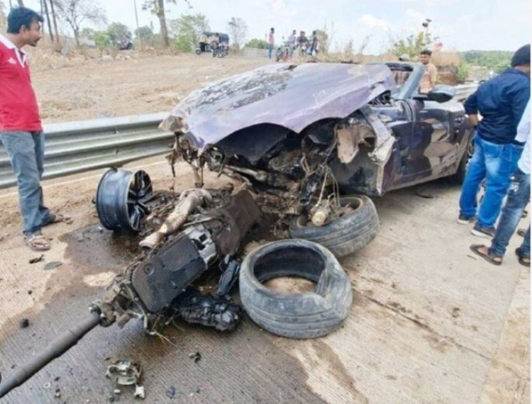 ठाणे में 250 KMPH की रफ्तार से BMW डिवाइडर से टकराई इंजन 30 मीटर दूर गिरा