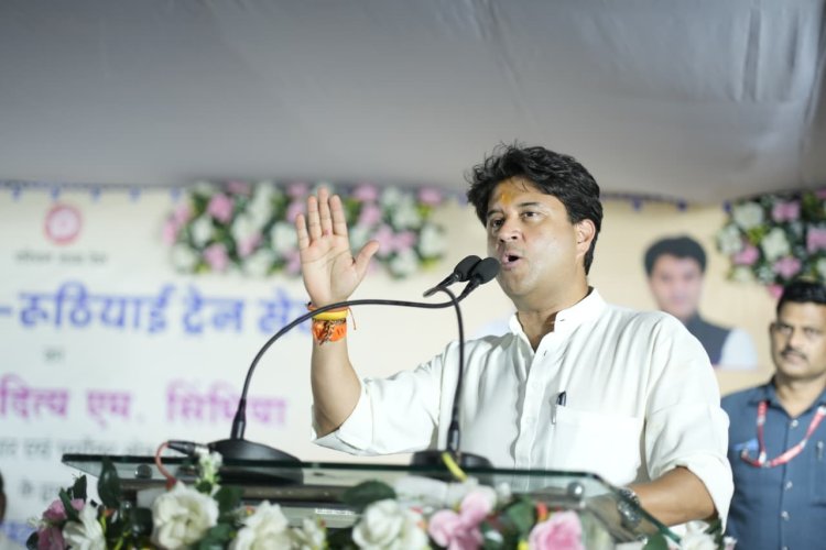 गुना से बीना-रुठियाई नई मेमू ट्रेन को मिली हरी झंडी, केंद्रीय मंत्री ज्योतिरादित्य सिंधिया ने किया शुभारंभ
