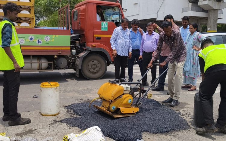 अब बारिश के बीच भी भरेंगे सड़क के गड्ढे, नगर निगम ने नई कोल्ड इमल्शन तकनीक का किया सफल ट्रायल