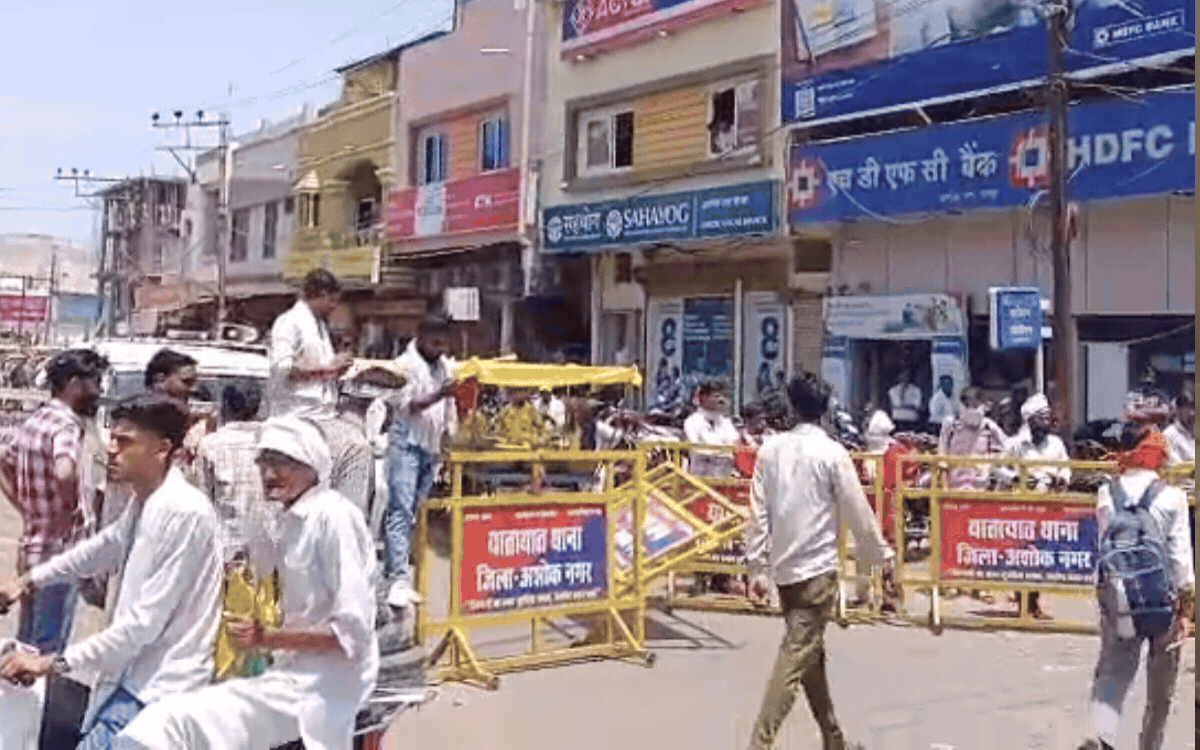 अशोकनगर में खाद संकट को लेकर किसानों का चक्काजाम, HDFC चौराहे पर घंटों हंगामा, पुलिस ने खुलवाया जाम