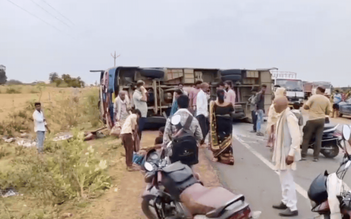 चित्रकूट से सतना आ रही उपाध्याय ट्रेवल्स की बस सोनौर मोड़ के पास पलटी, कई यात्री घायल