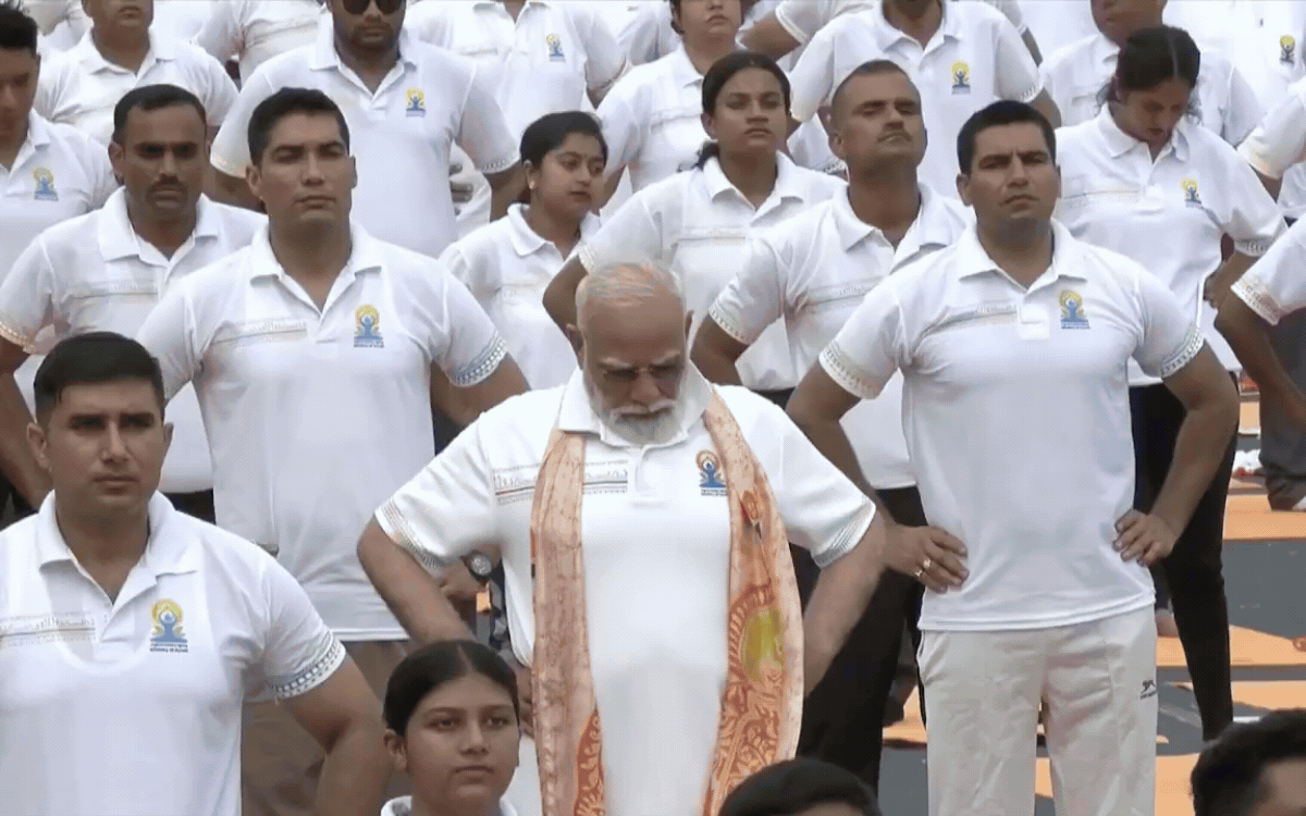 कोलकाता में मोदी बोले-70 की उम्र में 50 जैसा दिखें योग इसमें मददगार