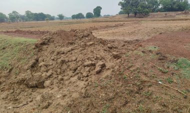 चालीस वर्ष पुराने मार्ग को जेसीबी से खोदा,स्कूली बच्चों सहित ग्रामीणों का आवागमन ठप