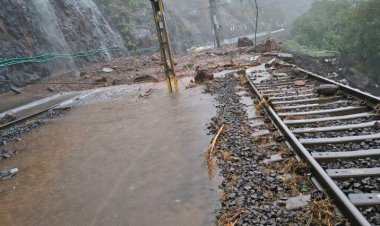 मुंबई में पटरी पर लैंडस्लाइड, 20 ट्रेनें कैंसिल पुणे एक्सप्रेस वे पर मलबा