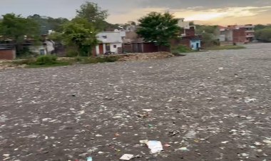किशोर सागर तालाब में गंदगी का अंबार, बारिश के बाद नगर परिषद की सफाई व्यवस्था पर उठे सवाल