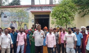 मऊगंज में सरकारी रास्ता जोतकर बंद करने का आरोप, सैकड़ों ग्रामीण पहुंचे तहसील