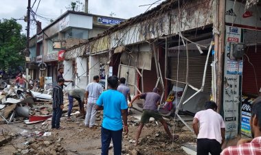 Sidhi में बारिश के बीच छत्रसाल शॉपिंग कॉम्प्लेक्स का छज्जा धराशाई, बड़ा हादसा टला