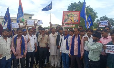 मऊगंज कलेक्ट्रेट में भीम आर्मी का प्रदर्शन, राष्ट्रपति के नाम सौंपा ज्ञापन
