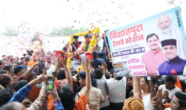 मुख्यमंत्री डॉ. मोहन यादव ने निशातपुरा रेलवे स्टेशन से मालवा एक्सप्रेस को दिखाई हरी झंडी, दो ट्रेनों के स्टॉपेज की शुरुआत