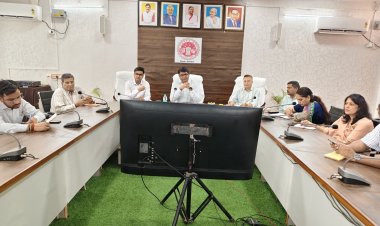 मऊगंज में कलेक्टर संजय जैन सख्त, बोले- सीएम हेल्पलाइन और जनसुनवाई के लंबित प्रकरण तुरंत करें निपटारा