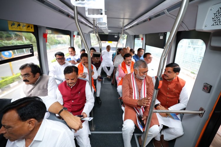 ई-बस में मंत्रियों के साथ जगदीशपुर रवाना हुए मुख्यमंत्री