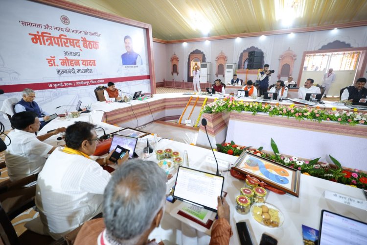 जगदीशपुर में कैबिनेट बैठक की अध्यक्षता करते मुख्यमंत्री