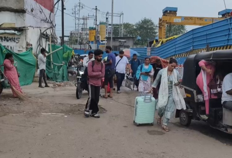 भोपाल रेलवे स्टेशन प्लेटफॉर्म 6 पर यात्री बेहाल, ऑटो स्टैंड दूर होने से बढ़ी परेशानी; कांग्रेस ने उठाए सवाल