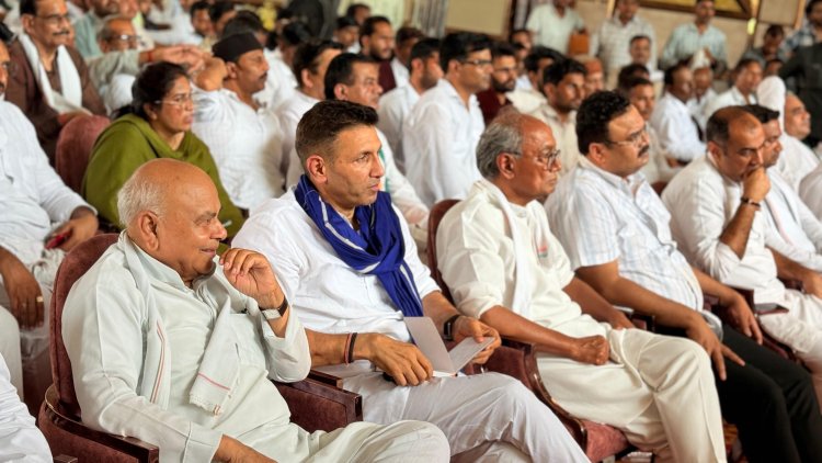 दतिया उपचुनाव: दिग्विजय सिंह और जीतू पटवारी ने भरी चुनावी हुंकार, कार्यकर्ता सम्मेलन में भाजपा पर साधा निशाना