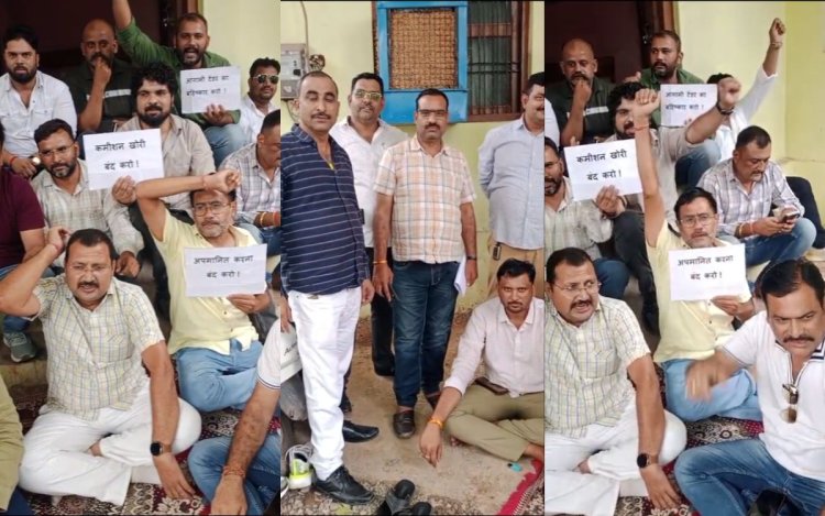 GM के विरोध में PMGSY ठेकेदारों का धरना, भ्रष्टाचार और उत्पीड़न के लगाए आरोप