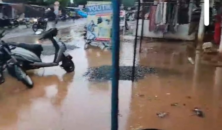 मऊगंज में पहली बारिश ने खोली नगर परिषदों की पोल, जलभराव से जनता बेहाल