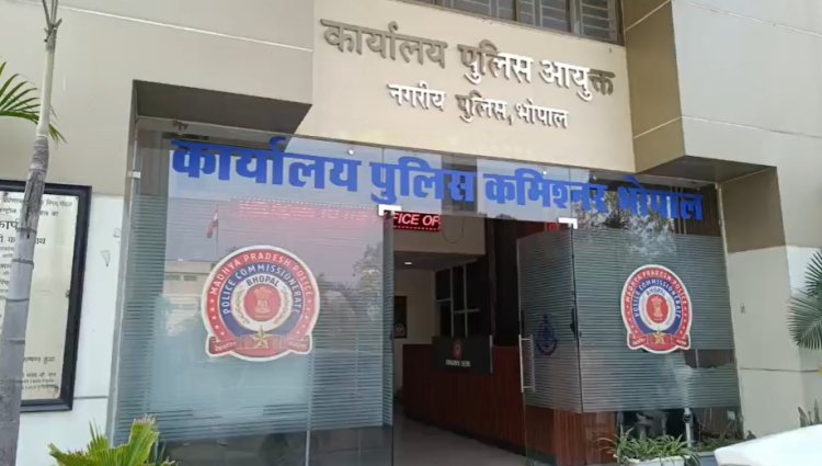 ठेकेदार पति पर पत्नी से सामूहिक दुष्कर्म कराने का आरोप, दूसरी महिला ने ब्लैकमेलिंग का लगाया गंभीर आरोप
